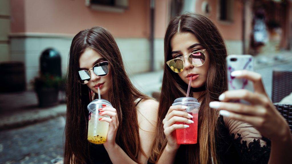 elijah-o-donnell-663102-unsplash two influencers on social media.