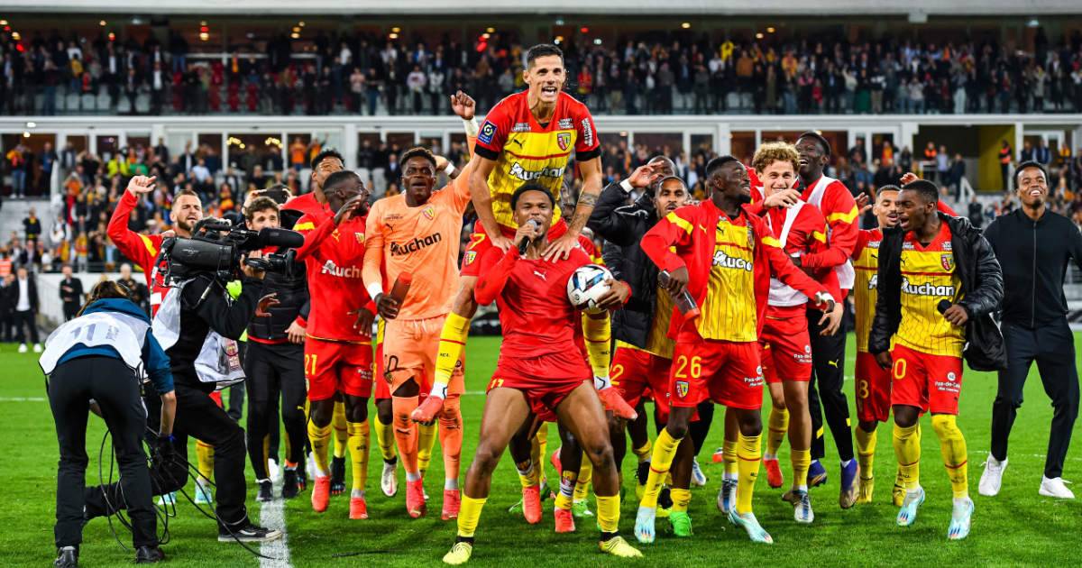 RC Lens players celebrating victory on the field, with social media content service.